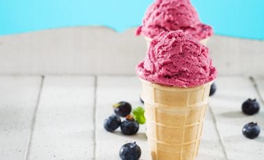 Înghețata simplă, înghețata pe băț: tentațiile dulci ale zilelor fierbinți de vară