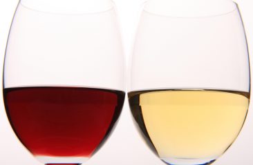 De ce vinul alb este de multe ori mai ieftin decât cel roșu? De ce vinul alb este de multe ori mai ieftin decât cel roșu?