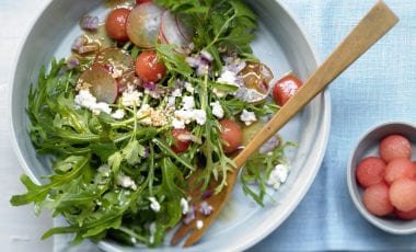 Salată cu rucola și fructe