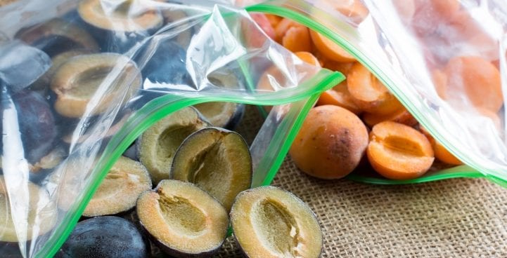 fructe congelate in punga de plastic