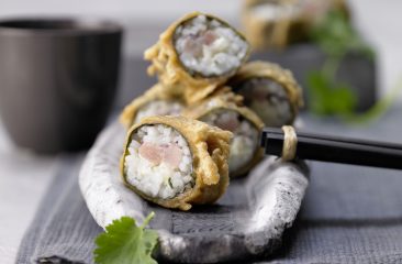 Sushi de atún tempurizado