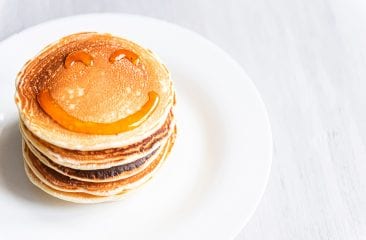 Préparation pancakes américains avec sirop d'érable