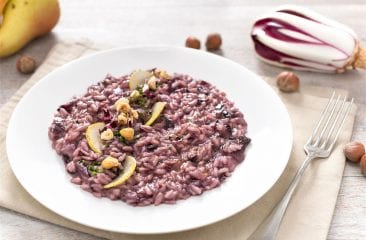 Risotto al radicchio e pere con nocciole tostate Risotto al radicchio e pere con nocciole tostate