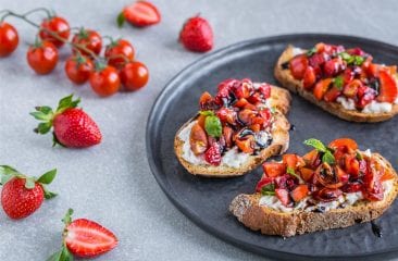 Bruschette alle fragole e pomodorini all’aceto balsamico Bruschette alle fragole e pomodorini all’aceto balsamico