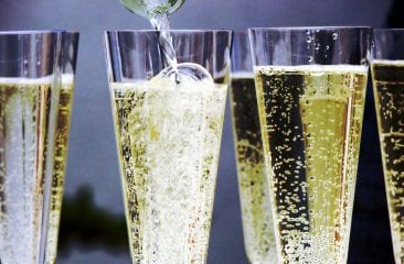 10 Consigli per servire Champagne e vini frizzanti 10 Consigli per servire Champagne e vini frizzanti