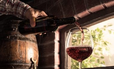 Il vino rosso acquista il suo colore grazie alla fermentazione dielle bucce e del succo di uva