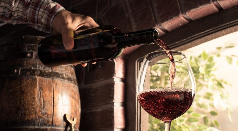 Il vino rosso acquista il suo colore grazie alla fermentazione dielle bucce e del succo di uva