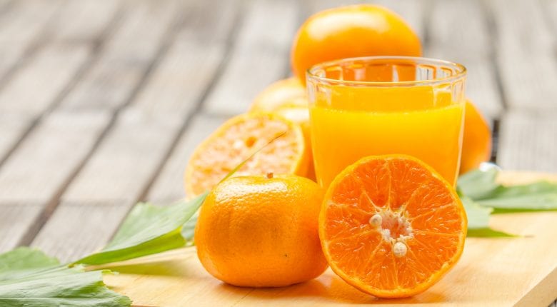 Succo d'arancia e fiocchi d'avena a colazione per facilitare l'assimilazione del ferro