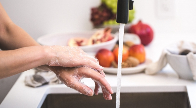 Pulire le mani per combattere germi e batteri
