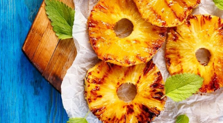 L’ananas è delizioso non solo nella piña colada o su un toast, ma anche in aggiunta a tanti altri piatti. Ad esempio, provalo grigliato