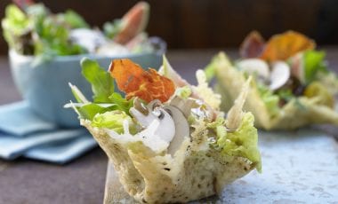 Blattsalat im Parmesankorb