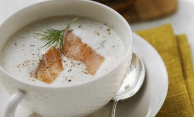 Schaumige Kartoffelsuppe mit Räucherlachs Schaumige Kartoffelsuppe mit Räucherlachs