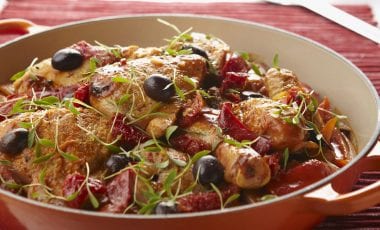 Hähnchen mit Oliven und Paprika auf baskische Art