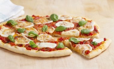 Pizza mit Tomate-Mozzarella