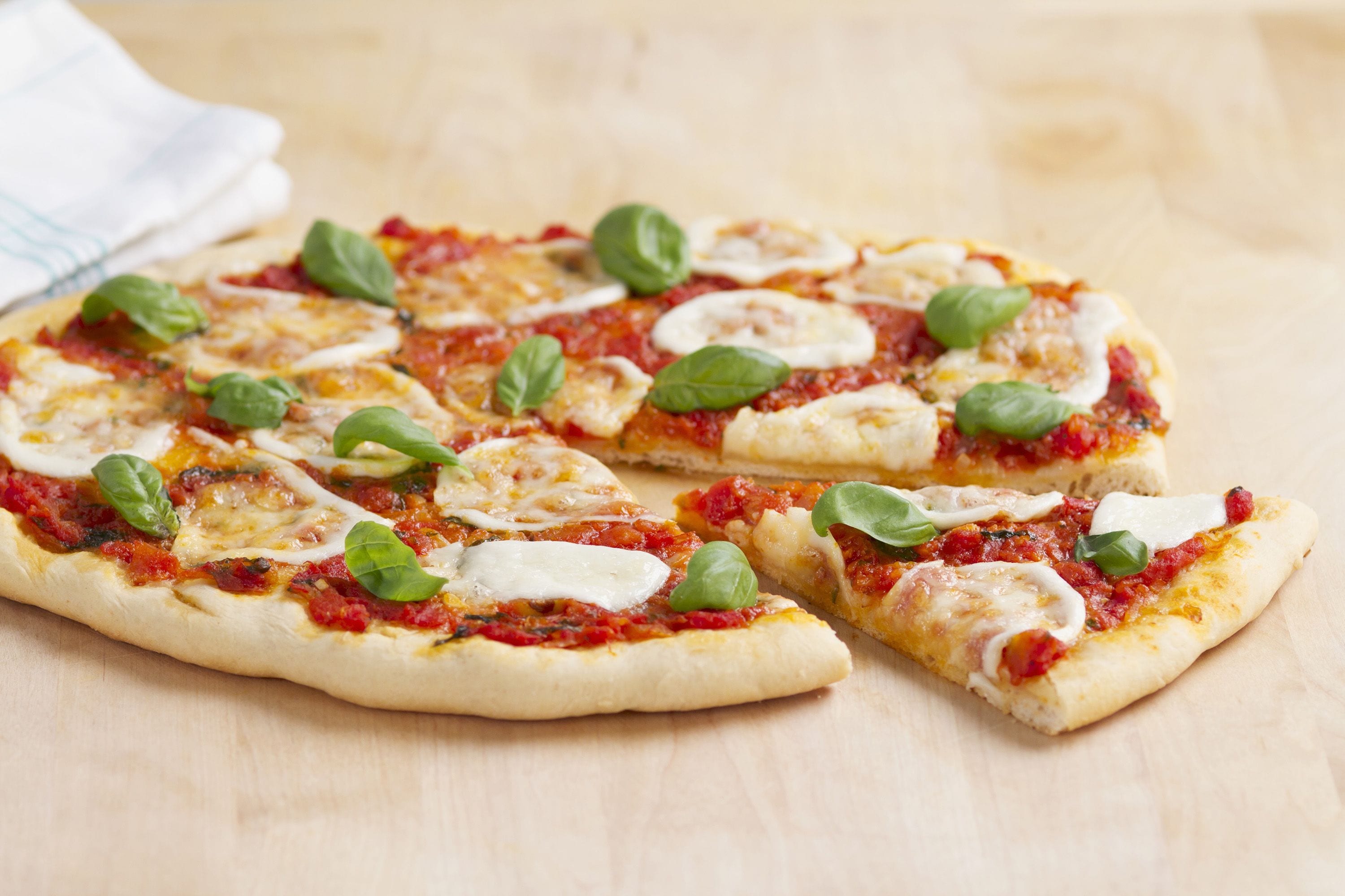 Pizza mit Tomate-Mozzarella - FreshMAG