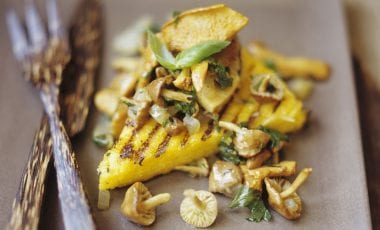 Polentataler vom Grill mit Pilzen