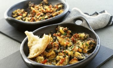 Überbackene Miesmuscheln mit Tomaten