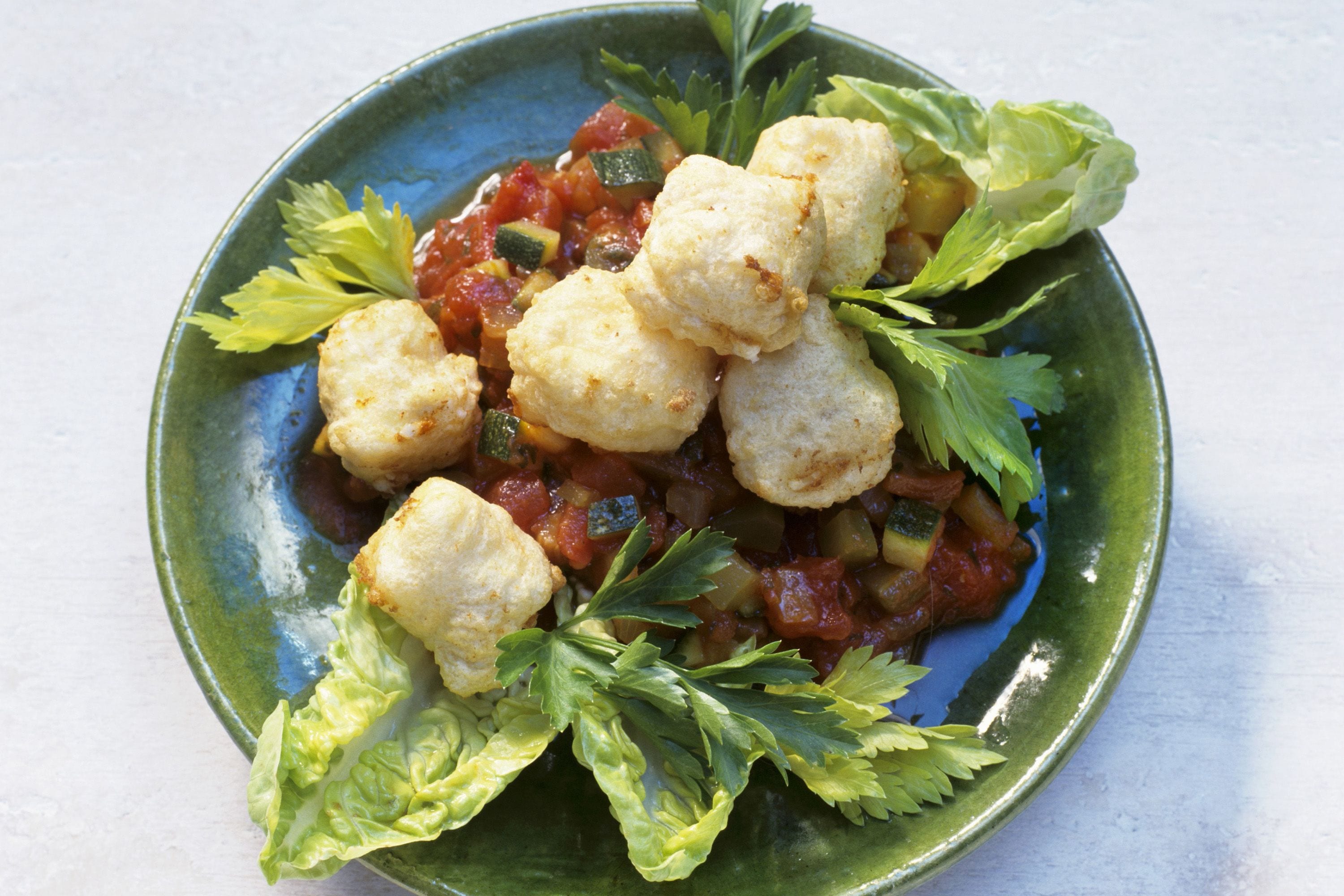 Feta im Backteig mit Zucchini-Tomaten-Sugo - FreshMAG