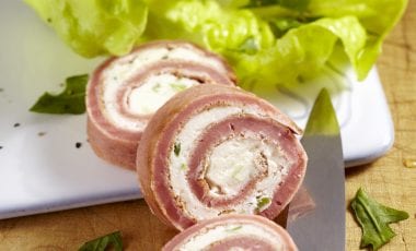 Rote Beete Pfannkuchen mit Kräuterfrischkäse Rote Beete Pfannkuchen mit Kräuterfrischkäse