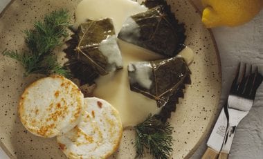 Gefüllte Weinblätter mit Käse und Sauce