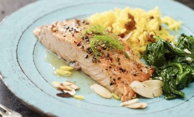 Gebackenes Lachsfilet mit Spinat und Reis Gebackenes Lachsfilet mit Spinat und Reis