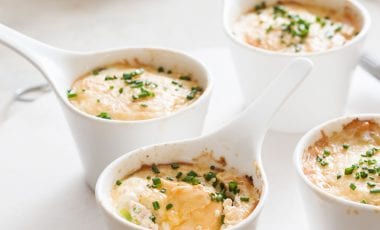 Gebackenes Rührei mit Lachs und Schnittlauch Gebackenes Rührei mit Lachs und Schnittlauch