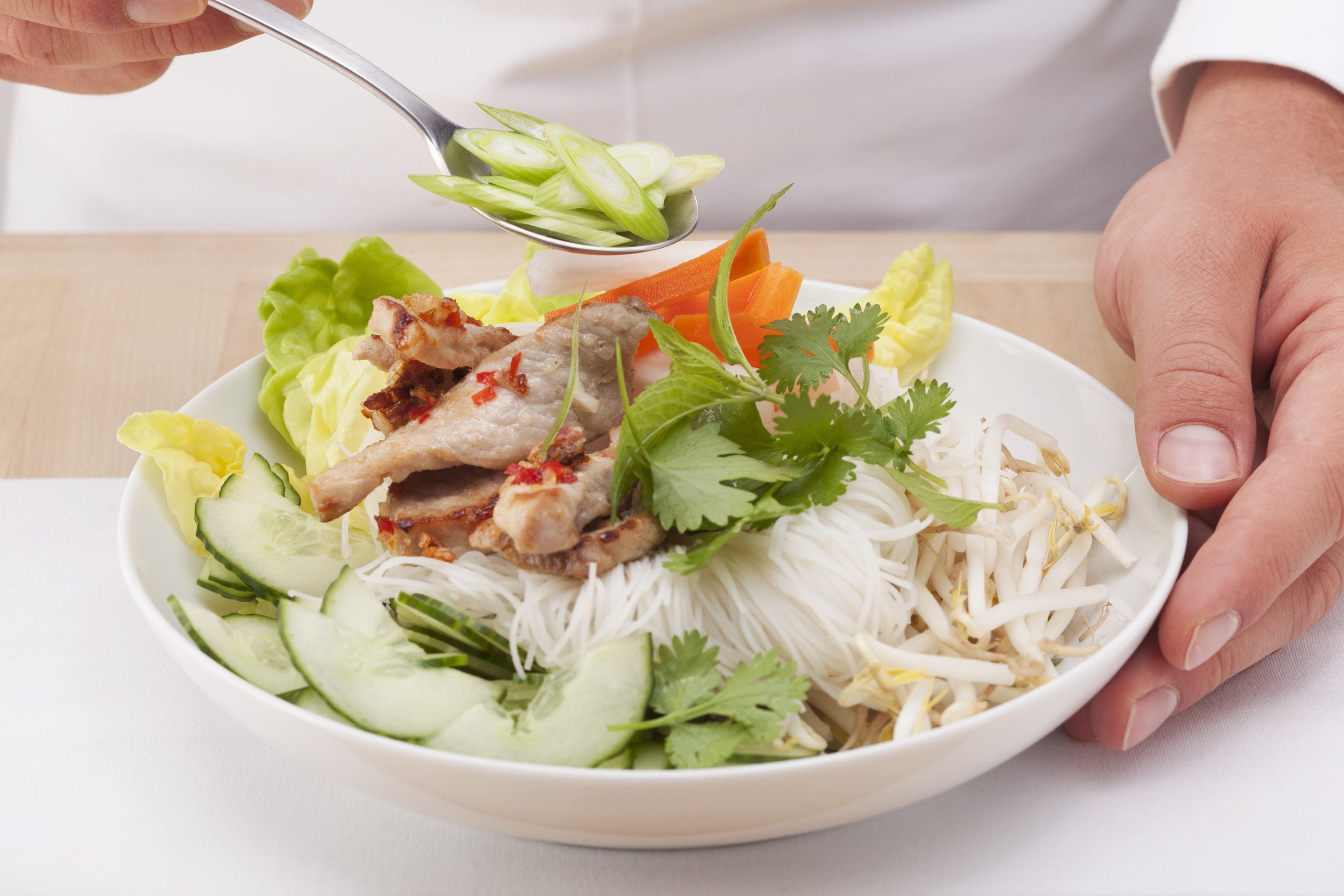 Vietnamesischer Reisnudelsalat mit Sprossen - FreshMAG