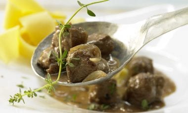 Zartes Rindfleisch aus dem Schmortopf