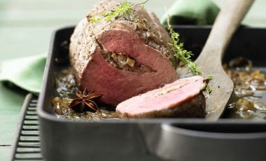 Raffiniert gefüllter Rinderfiletbraten