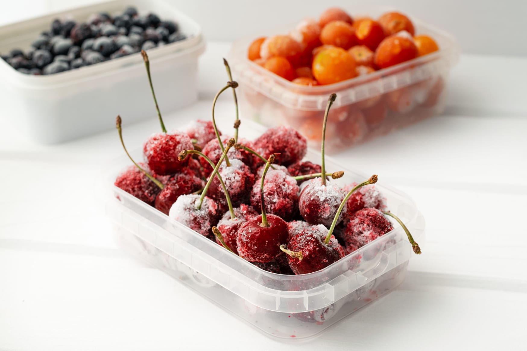 Замороженные ягоды вишня в контейнере