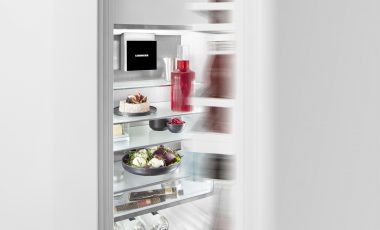 Kühlschrank befüllt mit Lebensmitteln, Karaffe
