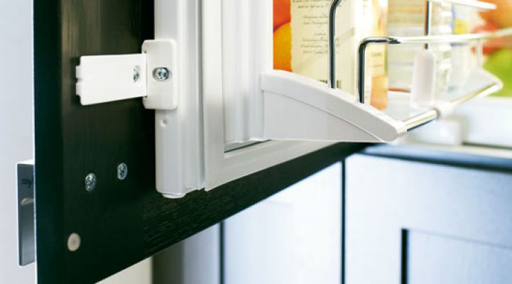 Bei der Schlepptürmontage sind Kühlschrank und Türe nicht fest miteinander verbunden