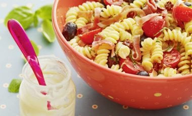 Mediterraner Nudelsalat mit Tomaten und Prosciutto Mediterraner Nudelsalat mit Tomaten und Prosciutto