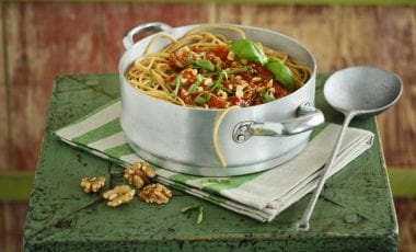Spaghetti mit Tomatensauce und Walnüssen