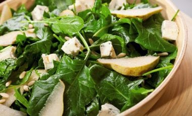 Spinatsalat mit Birne und Blauschimmelkäse