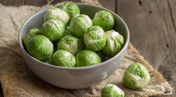 Rosenkohl in eine Schüssel geben