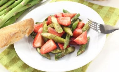 Spargelsalat mit Erdbeeren und Meerrettich-Dressing