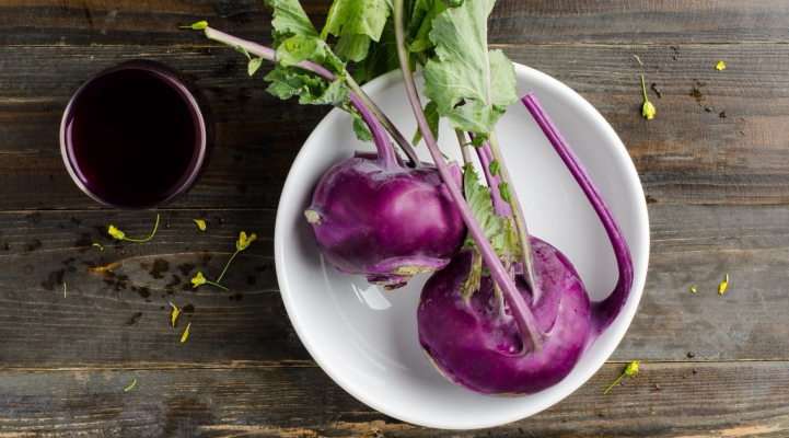 purple kohlrabi hinein the bowl on wooden hintergrund