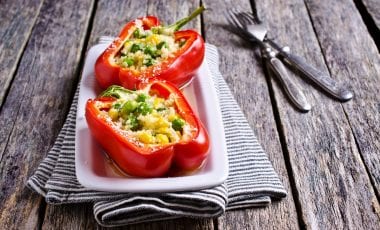 Rote Paprika gefüllt mit Gerste und Gemüse Rote Paprika gefüllt mit Gerste und Gemüse