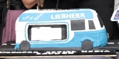 Liebherr, Bus, Vertrieb, Geschichte, Deutschland, Kühlschrank, Mercedes Benz L 319, Kleintransporter, Modell, Marketing, Historie, Fahrendes Schaufenster, Social Media, Asien, Kuchen, Torte