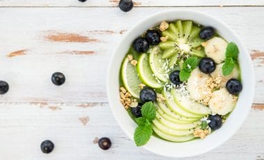 Green Smoothie Bowl mit Spinat, Kiwi und Avocado