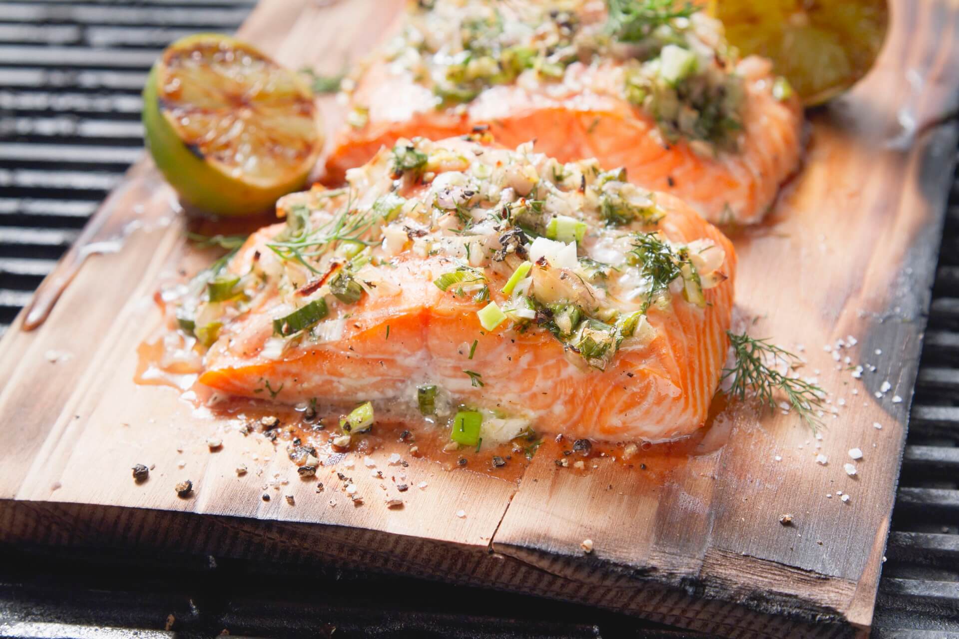 Gegrillter Lachs (auf Zedernholz) - FreshMAG