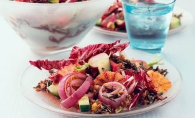 Salat mit Wildreis, Blutorangen, Radicchio und roten Zwiebeln Salat mit Wildreis, Blutorangen, Radicchio und roten Zwiebeln