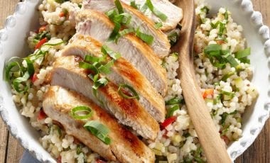 Salat mit Graupen, Bärlauch und Huhn