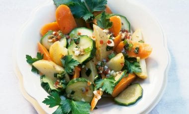 Warmer Karotten-Zucchini-Kartoffel-Salat mit Kapern-Sardellen-Sauce Warmer Karotten-Zucchini-Kartoffel-Salat mit Kapern-Sardellen-Sauce