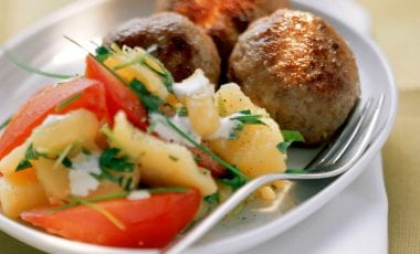 Kartoffelsalat mit Joghurtdressing und Fleischbällchen Kartoffelsalat mit Joghurtdressing und Fleischbällchen