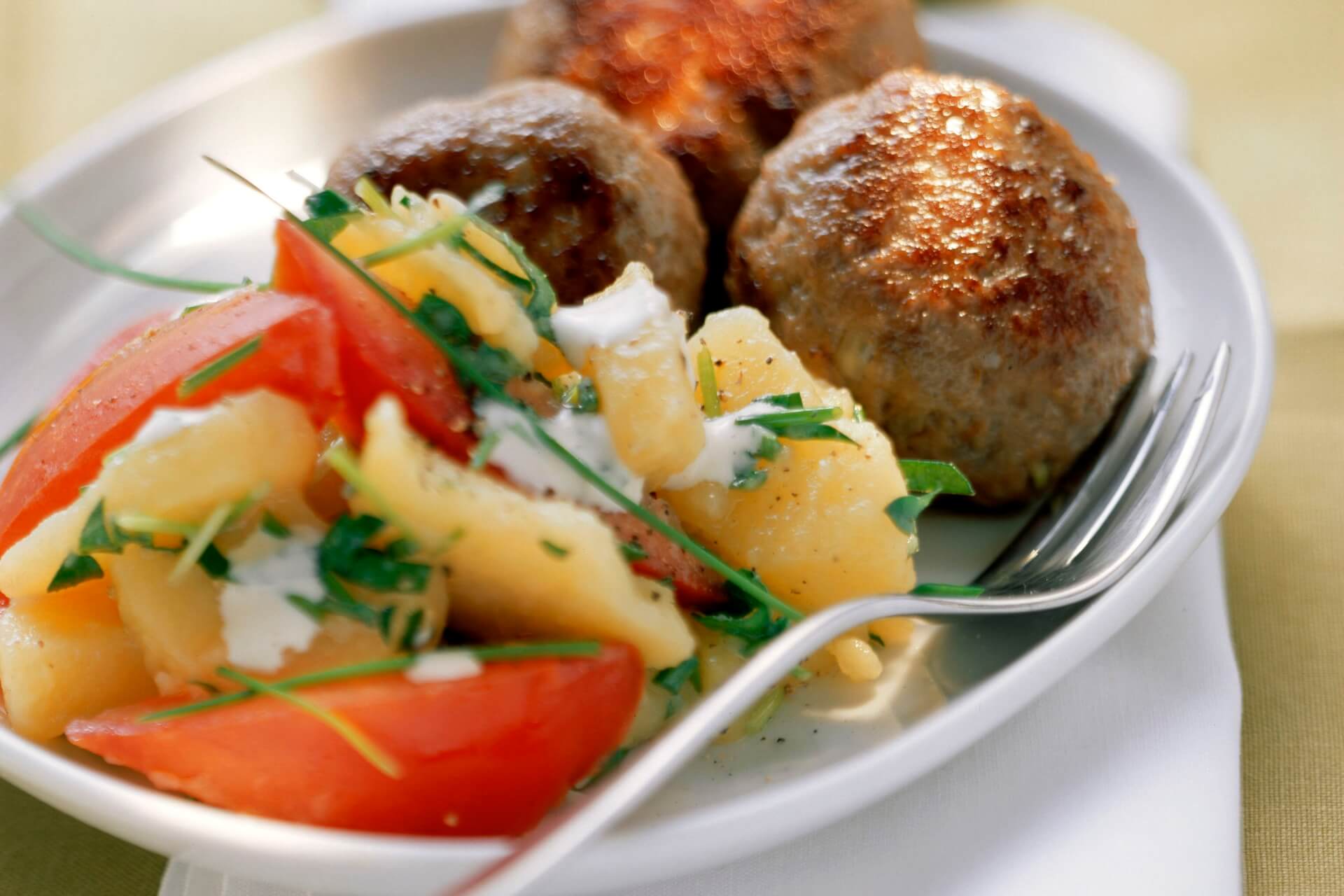 Kartoffelsalat mit Joghurtdressing und Fleischbällchen - FreshMAG