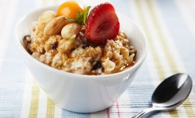 Müsli Bircher Art mit Nüssen und frischem Obst Müsli Bircher Art mit Nüssen und frischem Obst