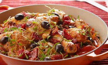 Hähnchen mit Oliven und Paprika auf baskische Art