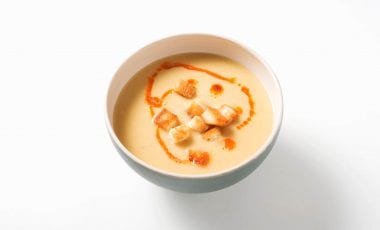 Suppe mit roten Linsen und Croûtons